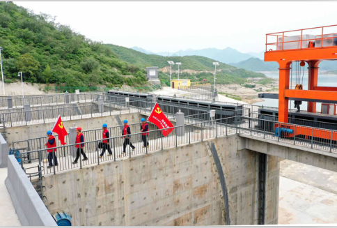 拍摄人：易县公司李正慧。图注：易县驻扎水坝共产党员服务日常巡视。