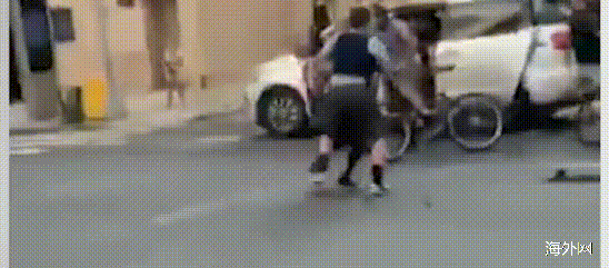 示威女子被便衣 绑架 后美民众包围纽约警察局长家 凤凰网