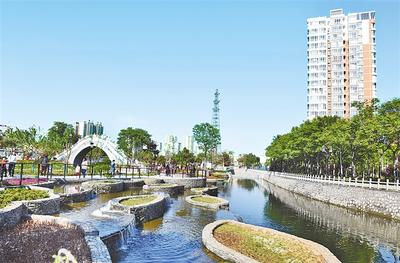 依水而建的五一桥公园，两年前还是一片混杂着废品回收站的老旧平房，如今打造成了小桥流水的城市一景。河北日报通讯员 刘 丽摄