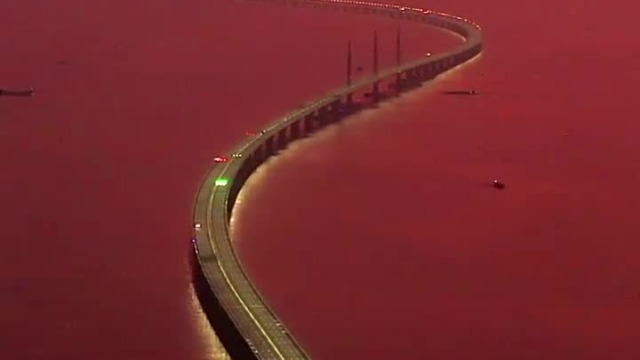 傍晚的海上巨龙，红霞照耀的港珠澳大桥