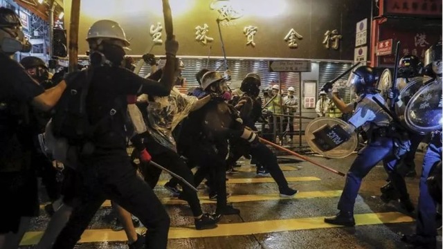 回顾香港修例风波：暴徒用铁棍围攻防暴警察，港警被迫开枪