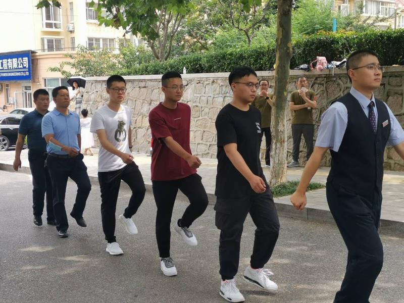 青岛理工大学商学院学生一支部联合黄岛区韶山路社区党委开展“庆八一”特色党建共建活动