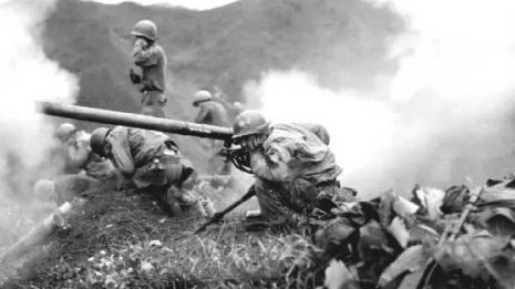 回顾朝鲜战争：180师开始进行战略突围时，美军在空中驾驶战斗机扫射