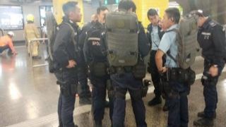 回顾香港修例风波：港警在商场被暴徒围殴，警长被咬断手指