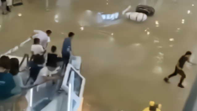 山东临沂突遇短时强降雨 商场地下一楼瞬间被淹