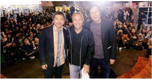 李沧东(右)与中国台湾导演侯孝贤、日本导演是枝裕和(左)合影。