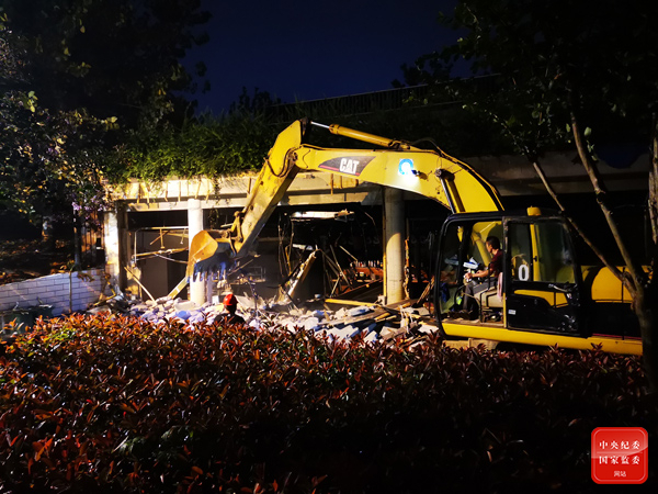 7月26日夜，南京市相关部门组织对违建的门窗、装修设施、砖砌墙体等进行拆除。为避免可能对秦淮河大堤造成沉降、位移等影响，建筑的混凝土框架暂时保留。图为拆除现场。刘建雄 摄