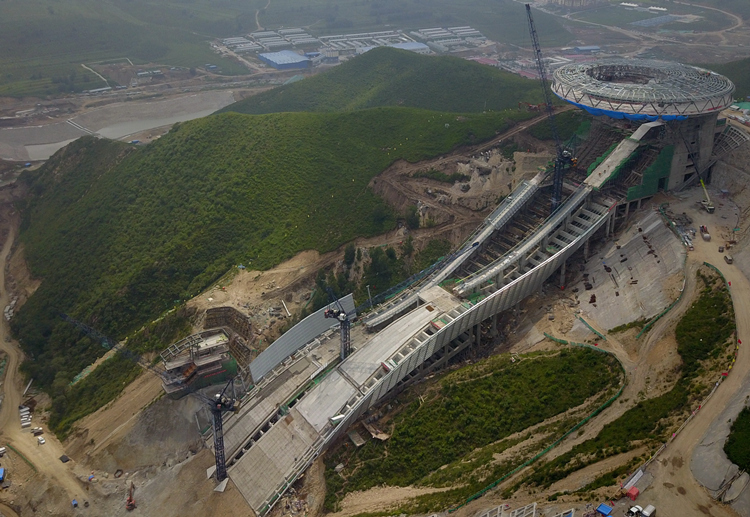 位于张家口赛区的国家跳台滑雪中心（7月30日无人机拍摄）。 新华社记者张晨霖摄