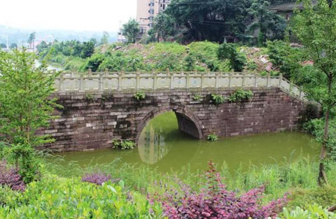 岩溪桥，建于南宋庆元乙卯年（1195年），是目前重庆境内发现的两座宋代古桥之一。