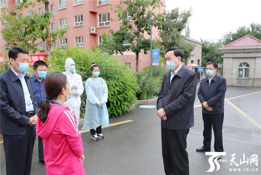 7月30日，自治区党委书记陈全国到乌鲁木齐市调研检查新冠肺炎疫情防控工作。这是在乌鲁木齐高新区兰亭社区路锦小区，陈全国向社区工作者和志愿者表示亲切慰问。全媒体记者崔志坚摄