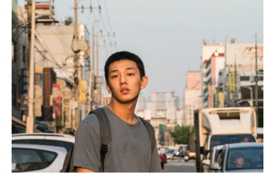 李沧东执导的电影《燃烧》剧照,该片根据村上春树的短篇小说《烧仓房》改编。2018年,该片获得第71届戛纳电影节金棕榈奖提名。2019年,李沧东凭该片斩获亚洲电影大奖最佳导演奖。