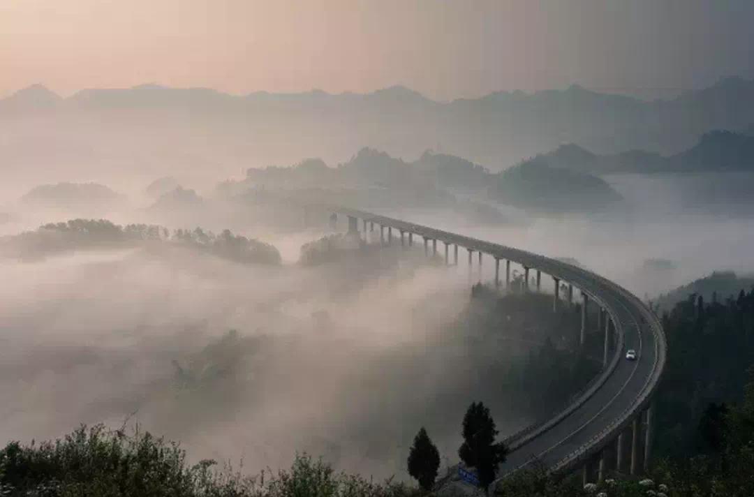 清晨，被烟雾环绕的天子窖大桥。图/网络