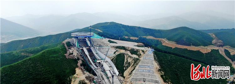 7月30日，国家跳台滑雪中心项目建设正酣。 河北日报记者张昊摄