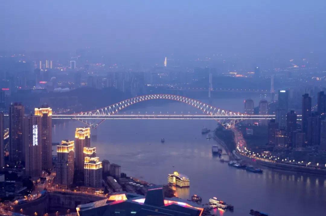 朝天门长江大桥的日与夜。图/吃喝玩乐在重庆