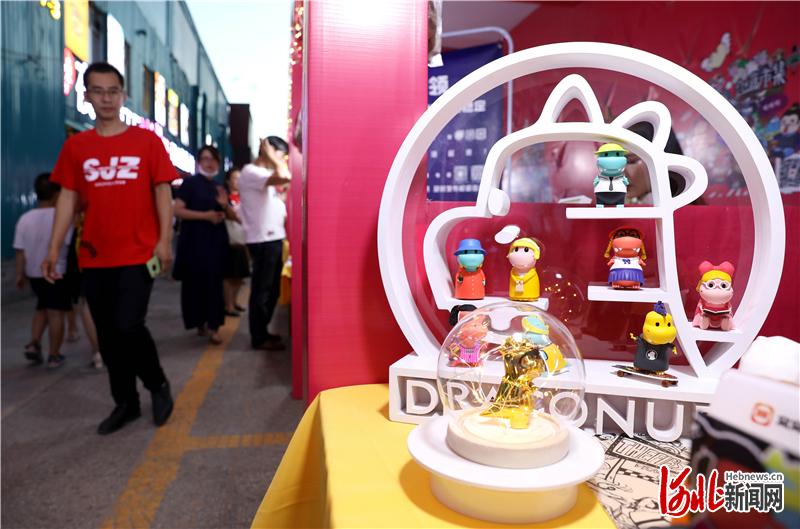 2020年7月24日，在河北省石家庄市红旗大街祥隆泰超市夜未央&middot;吃街，市民正在文创集市里游玩。