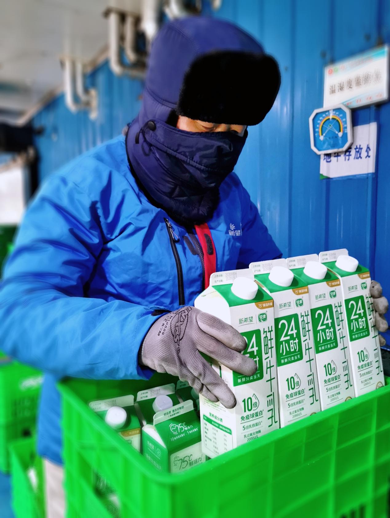 国产奶放心喝新希望琴牌24小时鲜牛奶10倍实力当道