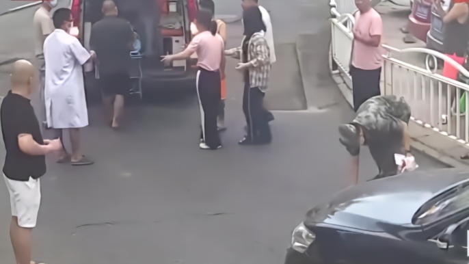 战士路遇车祸给老人急救 离开还不忘收拾地上带血纸巾