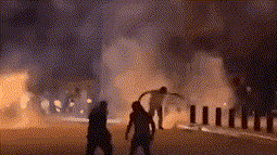 现场：黎巴嫩大爆炸引激烈抗议 示威者纵火烧店、疯狂袭警