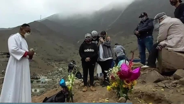 秘鲁难民为维持生计 从事殡葬高风险行业