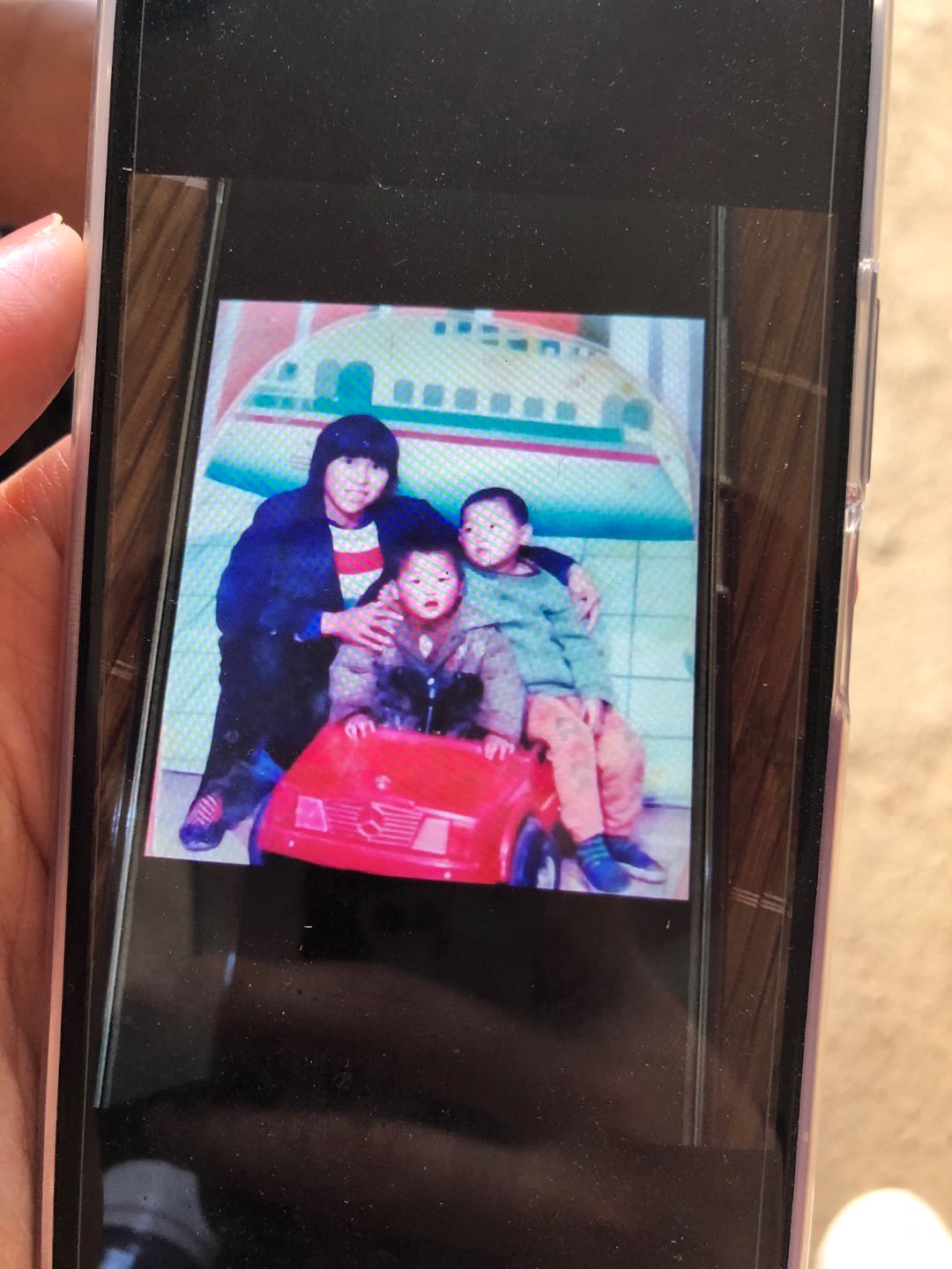 宋小女用张玉环的新手机翻拍的照片