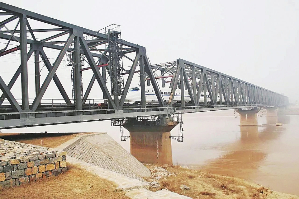 泺口黄河铁桥近景。(吕传泉 摄)
