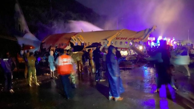 现场曝光：印度载百人客机降落时冲出跑道 机身断成多节