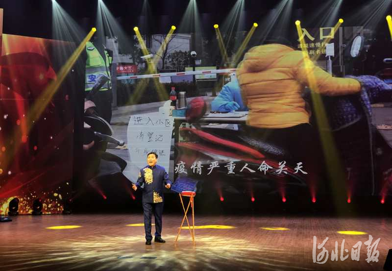 7月31日晚，“月来月有戏”精品演出年——“伟大新时代&middot;决胜达小康”专场综艺晚会在河北廊坊壹佰剧院精彩上演。图为演出现场。通讯员 闫默 摄