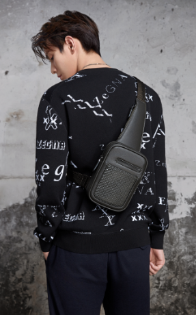 何昶希身背黑色PELLE TESSUTA™ Insta-Pack斜挎包