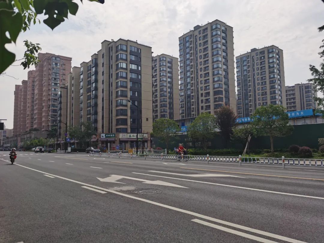 据悉,三堡北苑是2006年建成并交付使用的,但由于是回迁房,不动产权证