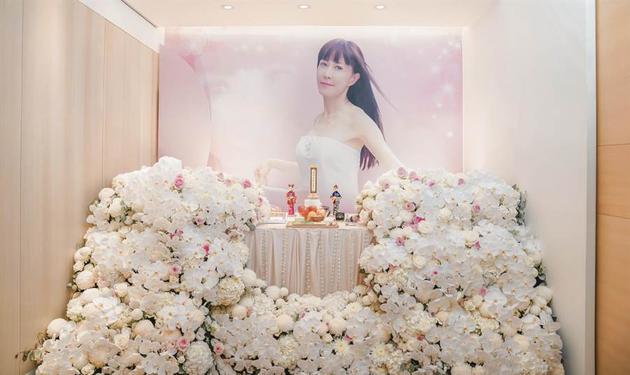 罗霈颖告别式遗照更换花海簇拥宁静素雅 凤凰网