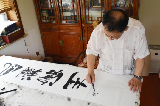 吴老在书写“凤翔沧州”。