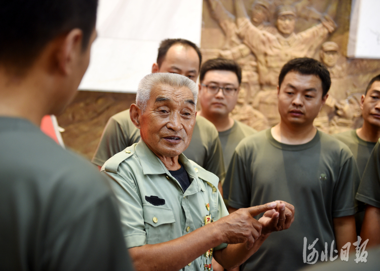 8月1日，“最美退役军人”吴洪甫在南宫市冀南烈士陵园为退役军人讲述战斗故事。河北日报记者 赵永辉 摄