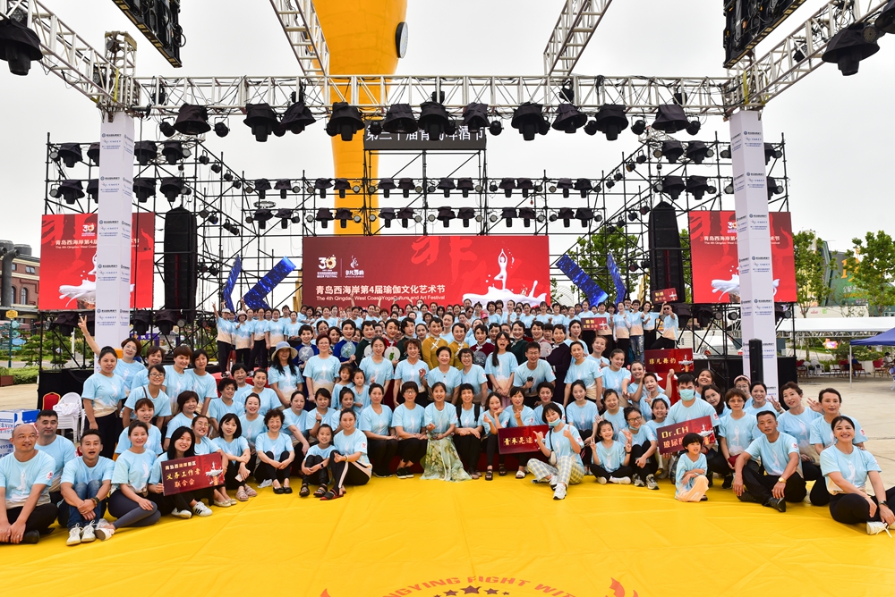 啤酒与瑜伽共舞 青岛西海岸新区瑜伽爱好者齐聚金沙滩啤酒城