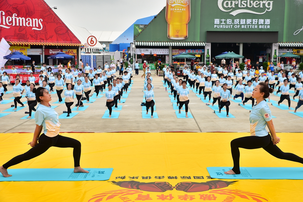 啤酒与瑜伽共舞 青岛西海岸新区瑜伽爱好者齐聚金沙滩啤酒城