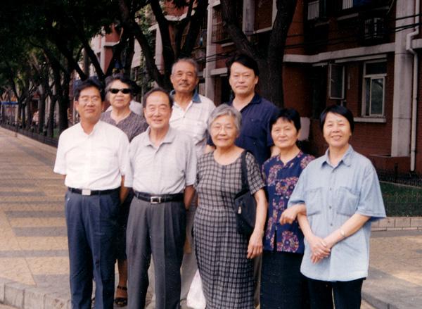 2003年,邵燕祥七十寿宴后合影,前排左二为邵燕祥,后排右一为唐晓渡