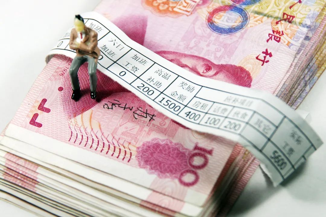 金融圈炸锅！金融机构集体降薪？工作20年员工月薪3000元？四大行回应_凤凰网
