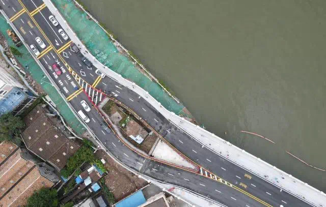 从上空看，房屋像内嵌在桥梁路面的中间，被形容为“桥中房”。南方都市报 图