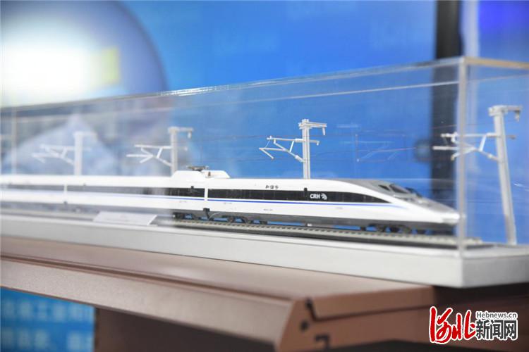 使用邢台鑫晖铜业特种线材有限公司线缆的“和谐号”高铁模型。