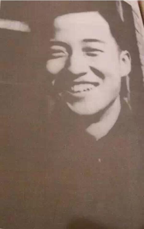 1958年3月，“右派”定案后，下放劳改前，邵燕祥到船板胡同看父母，在北屋门前留影。