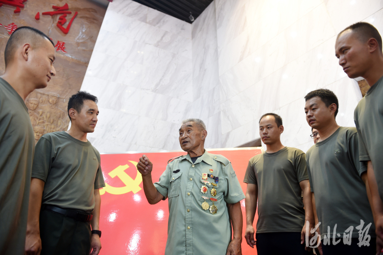 8月1日，“最美退役军人”吴洪甫在邢台南宫市冀南烈士陵园为退役军人讲述战斗故事。河北日报记者 赵永辉 摄