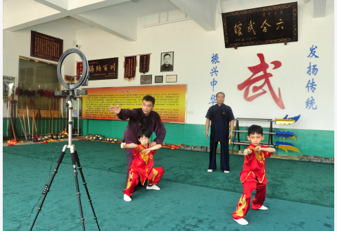 8月5日，石同鼎（右二）和徒弟们通过直播展示六合拳拳法。
