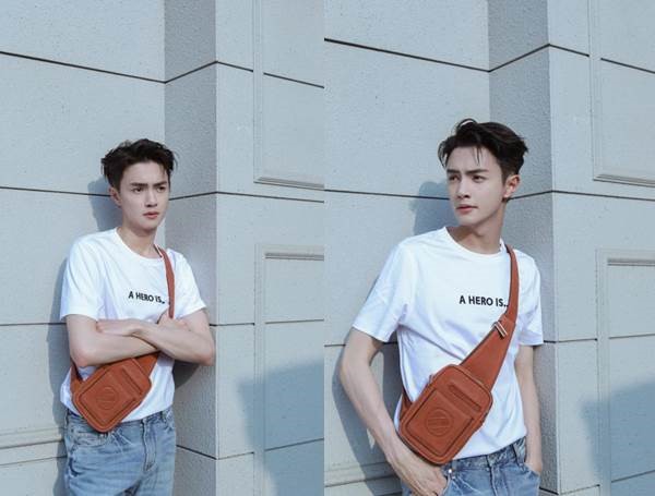 官鸿身背砖红色Insta-Pack斜挎包