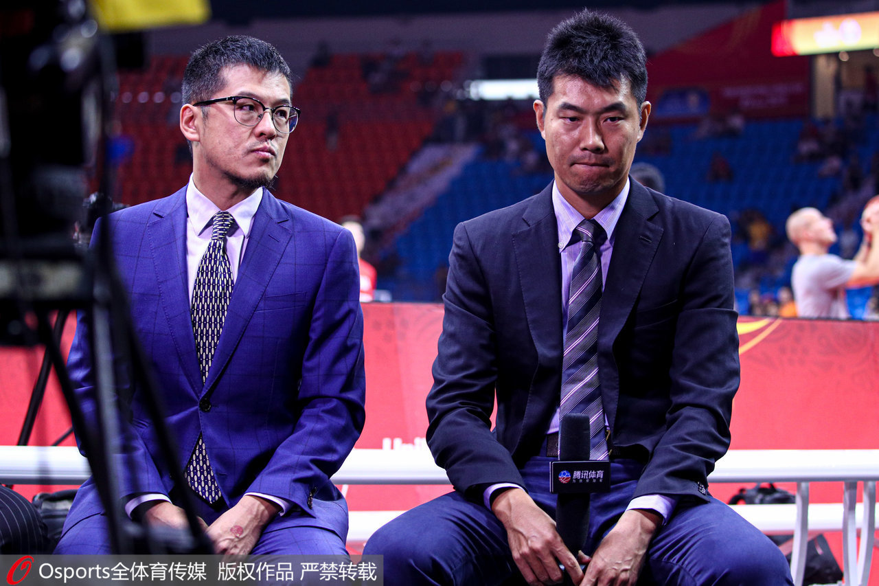 看着中国男篮世界杯落败,王仕鹏泪洒转播席。