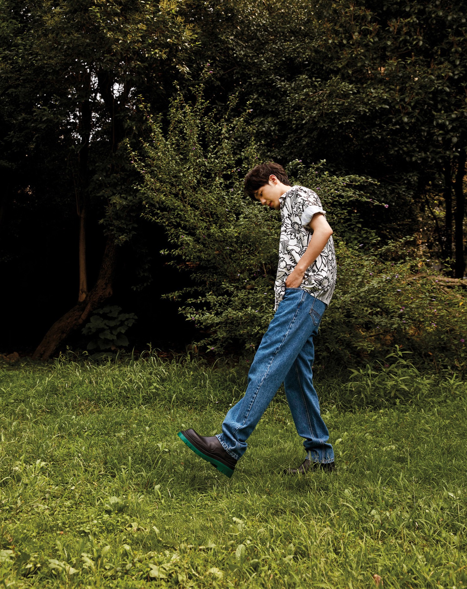 白宇登杂志封面 自在洒脱演绎夏日风情