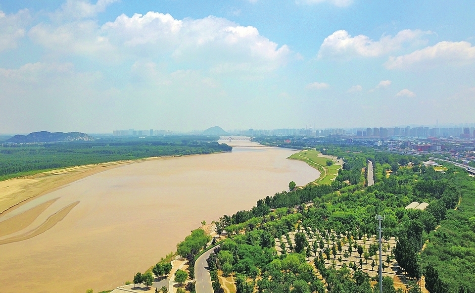 雄阔的黄河济南段。(吕传泉 摄)