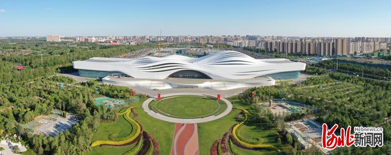 廊坊市区的新地标——丝绸之路国际文化交流中心，大大丰富了市民文化生活。通讯员陈童摄