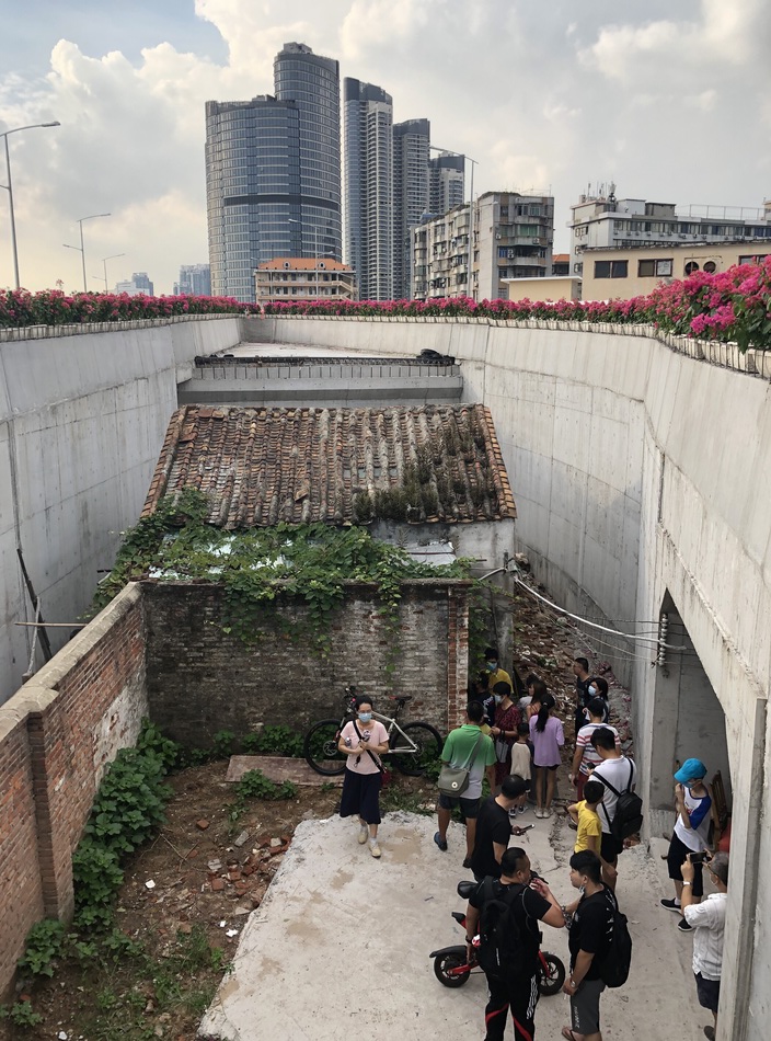 自8月3日，大桥开通后，这处房屋走红网络，成为大家的打卡点。