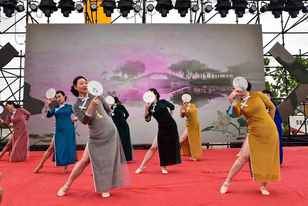 啤酒与瑜伽共舞 青岛西海岸新区瑜伽爱好者齐聚金沙滩啤酒城