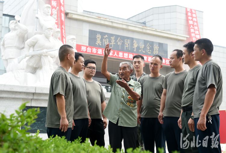 8月1日，“最美退役军人”吴洪甫在邢台南宫市冀南烈士陵园为退役军人讲述战斗故事。 河北日报记者 赵永辉 摄