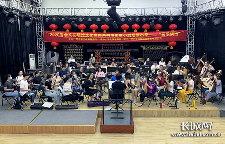 河北省歌舞剧院民族乐团《闪闪的红星》民族音乐会排练现场。长城网记者 许晓星 摄